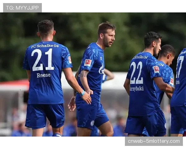 奥格斯堡1-1沙尔克04，主队通过战术角球配合扳平比分